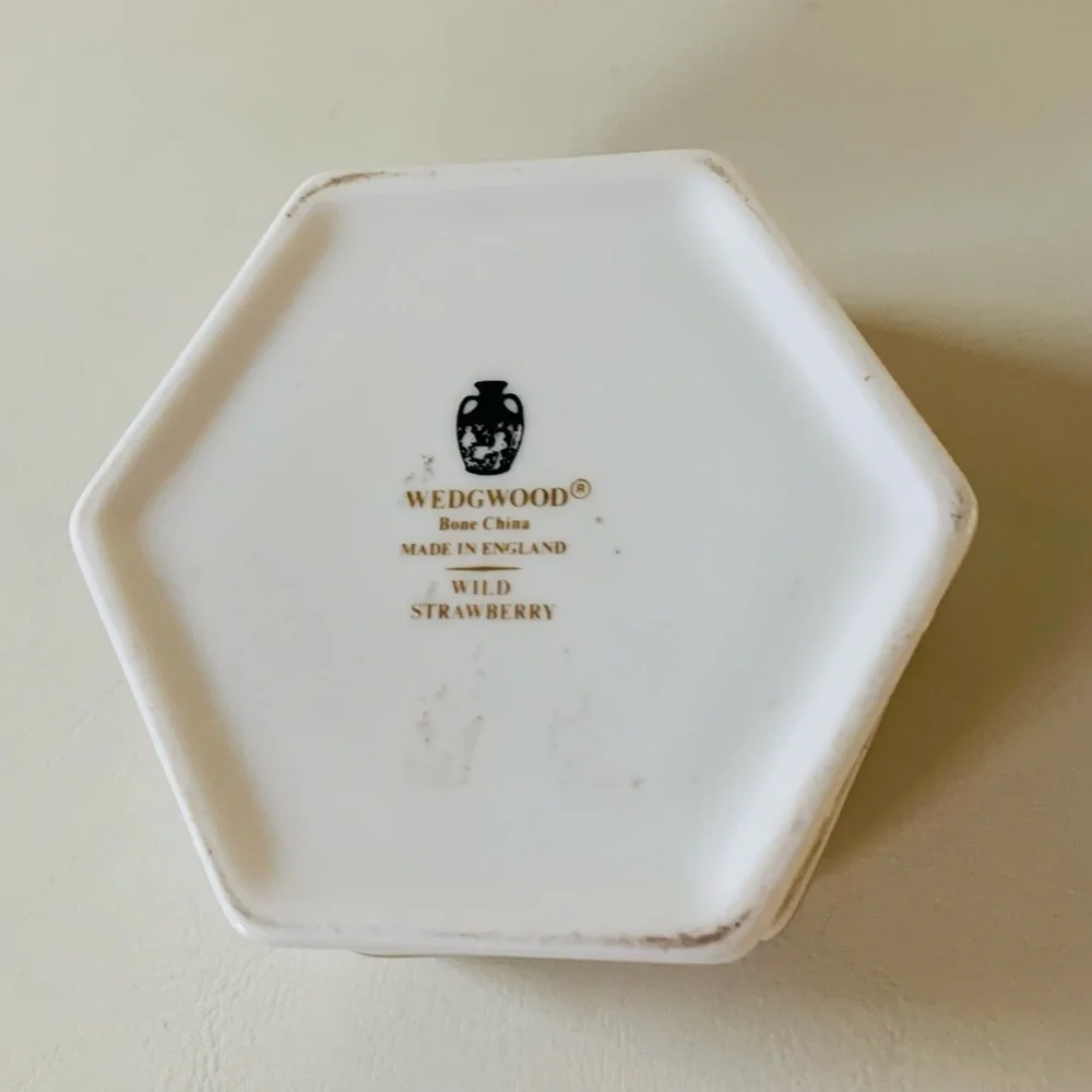 Wedgwood wild strawberry trinket box